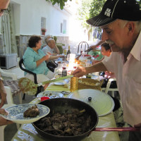 週末のスペイン大家族団欒。食卓を囲む